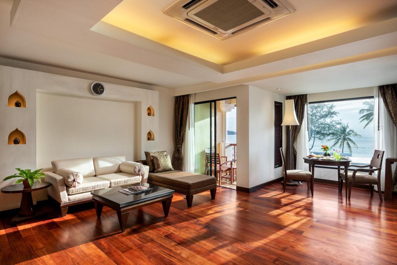 Patong Paragon Resort & Spa Sha Extra Plus Bagian luar foto A living room in a suite at the Royal Garden Villas