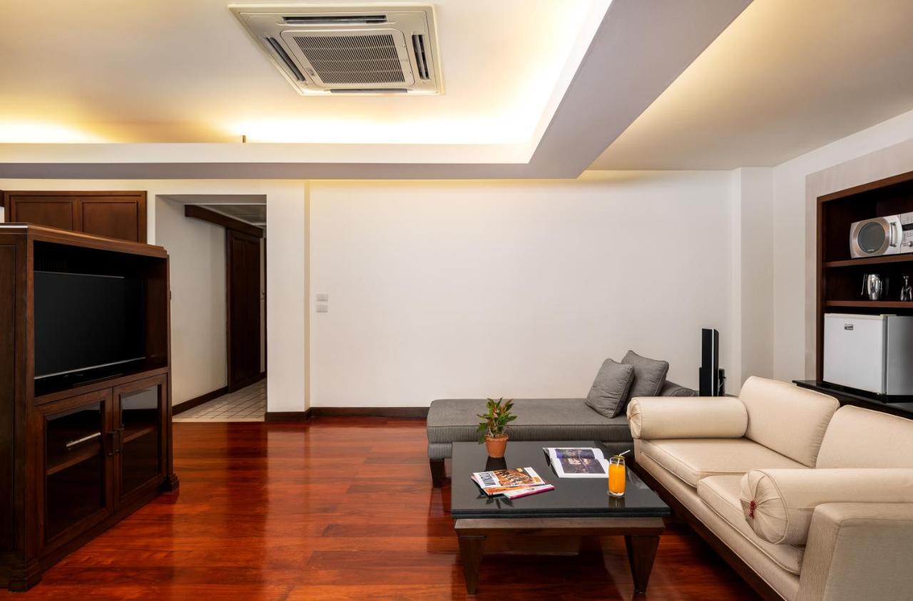 Patong Paragon Resort & Spa Sha Extra Plus Bagian luar foto A living room with a concealed ceiling-mounted air conditioner