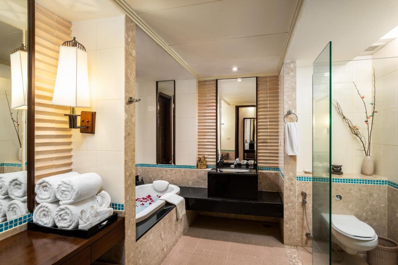 Patong Paragon Resort & Spa Sha Extra Plus Bagian luar foto A bathroom in a hotel