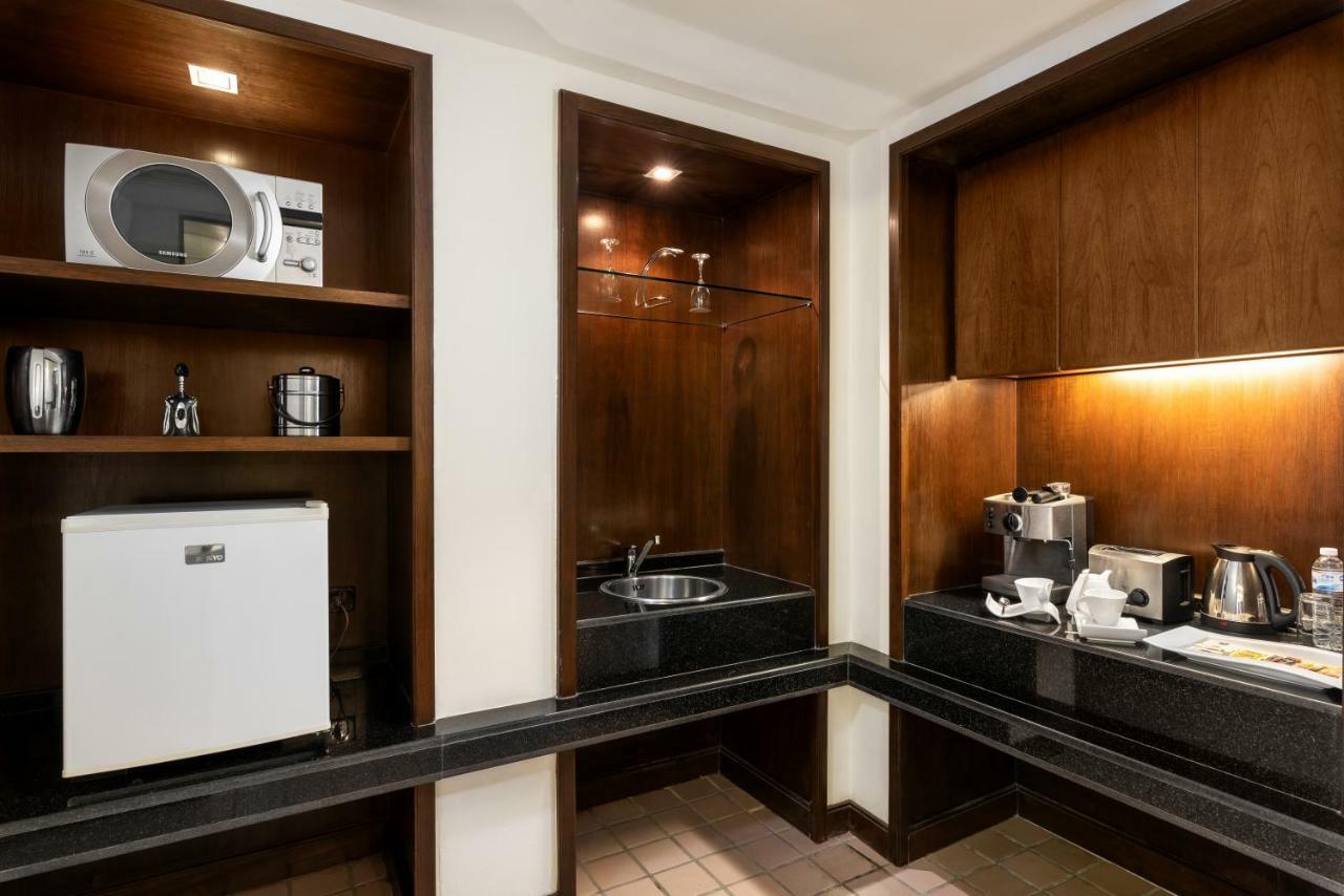 Patong Paragon Resort & Spa Sha Extra Plus Bagian luar foto A kitchenette in a hotel